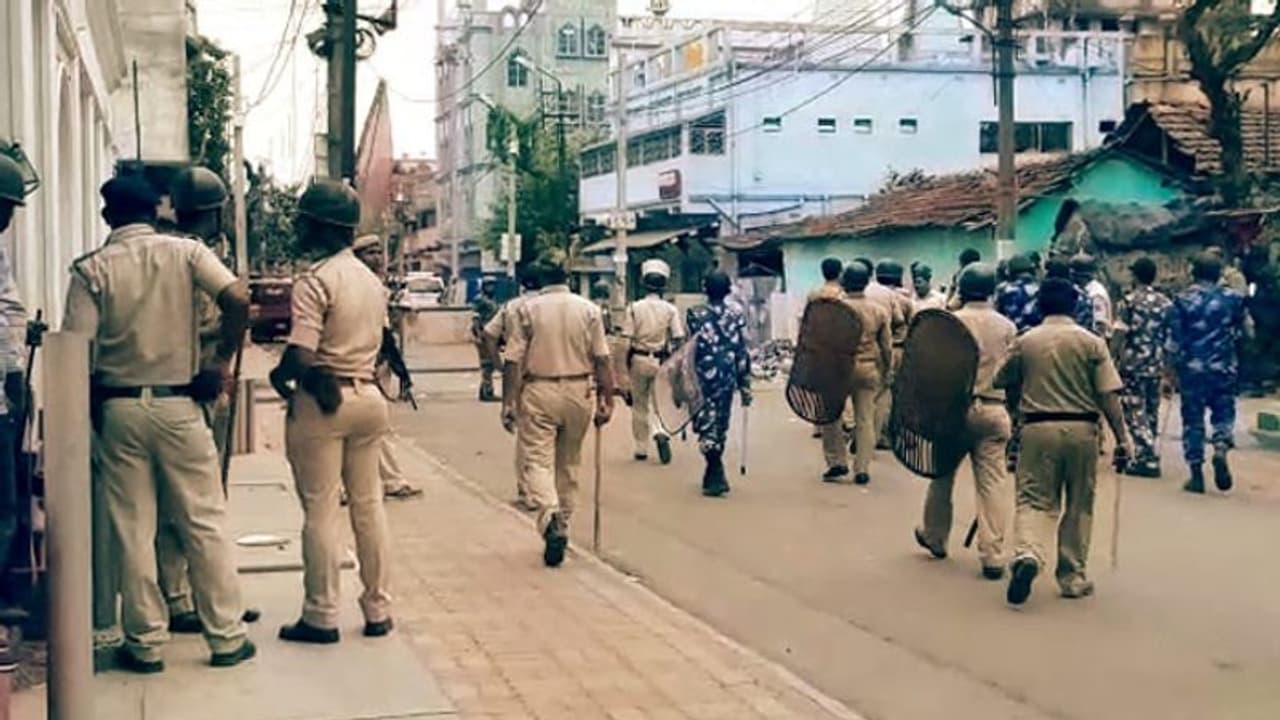 ভাটপাড়ায় মৃতদেহ নিয়ে বিজেপির মিছিল, 'বেছে বেছে গুলি', দাবি অর্জুনের ভাটপাড়ায় মৃতদেহ নিয়ে বিজেপির মিছিল, 'বেছে বেছে গুলি', দাবি অর্জুনের