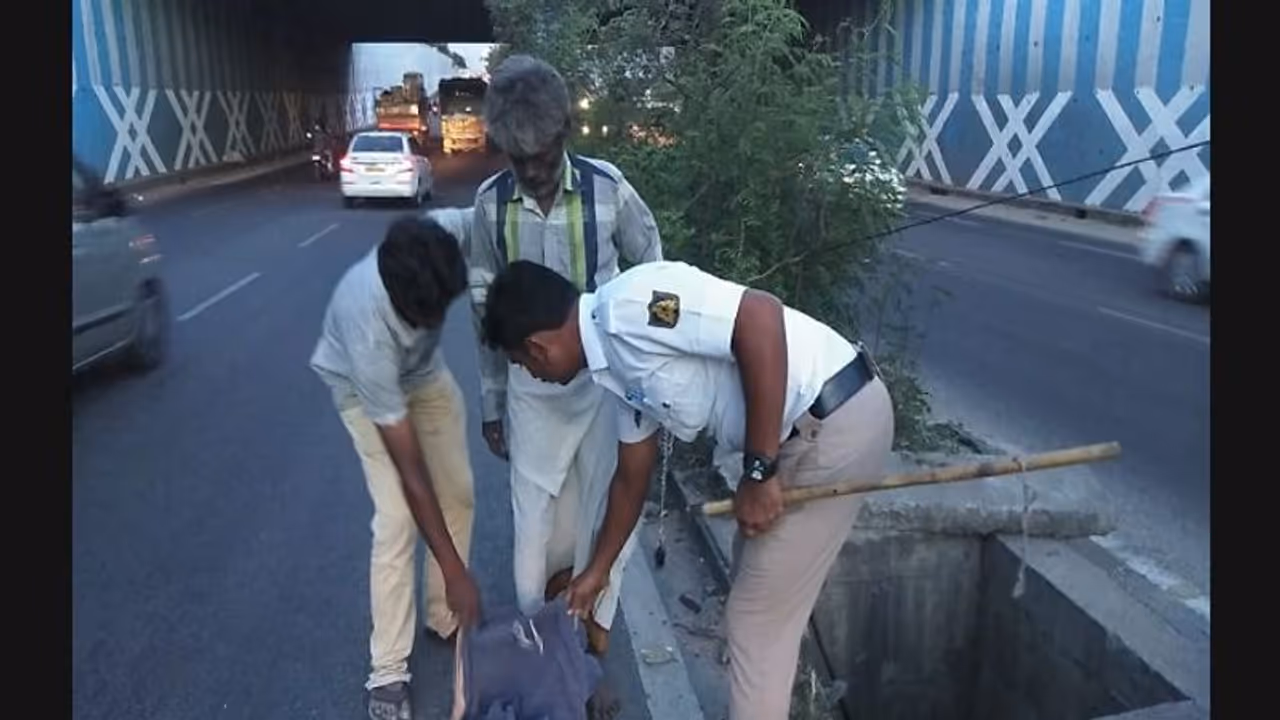 ದಾರುಣ ಸ್ಥಿತಿಯಲ್ಲಿದ್ದವಗೆ ಹೊಸ ಜೀವನ ಕೊಟ್ಟ ಬೆಂಗಳೂರು ಟ್ರಾಫಿಕ್ ಪೊಲೀಸ್ ದಾರುಣ ಸ್ಥಿತಿಯಲ್ಲಿದ್ದವಗೆ ಹೊಸ ಜೀವನ ಕೊಟ್ಟ ಬೆಂಗಳೂರು ಟ್ರಾಫಿಕ್ ಪೊಲೀಸ್