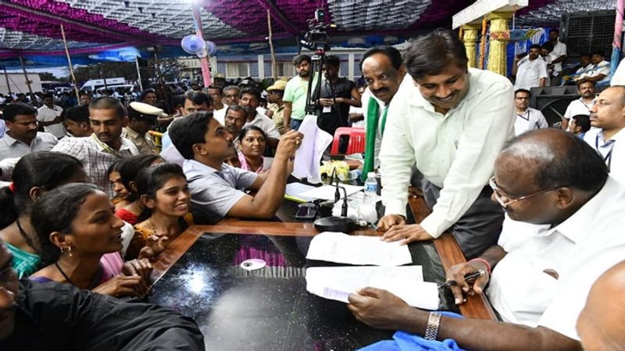 HDK ಗ್ರಾಮ ವಾಸ್ತವ್ಯದ ಪ್ರಮುಖ ತೀರ್ಮಾನ, ಯಾದಗಿರಿಗೆ ಏನೇನೆಲ್ಲ ಸಿಕ್ತು? HDK ಗ್ರಾಮ ವಾಸ್ತವ್ಯದ ಪ್ರಮುಖ ತೀರ್ಮಾನ, ಯಾದಗಿರಿಗೆ ಏನೇನೆಲ್ಲ ಸಿಕ್ತು?