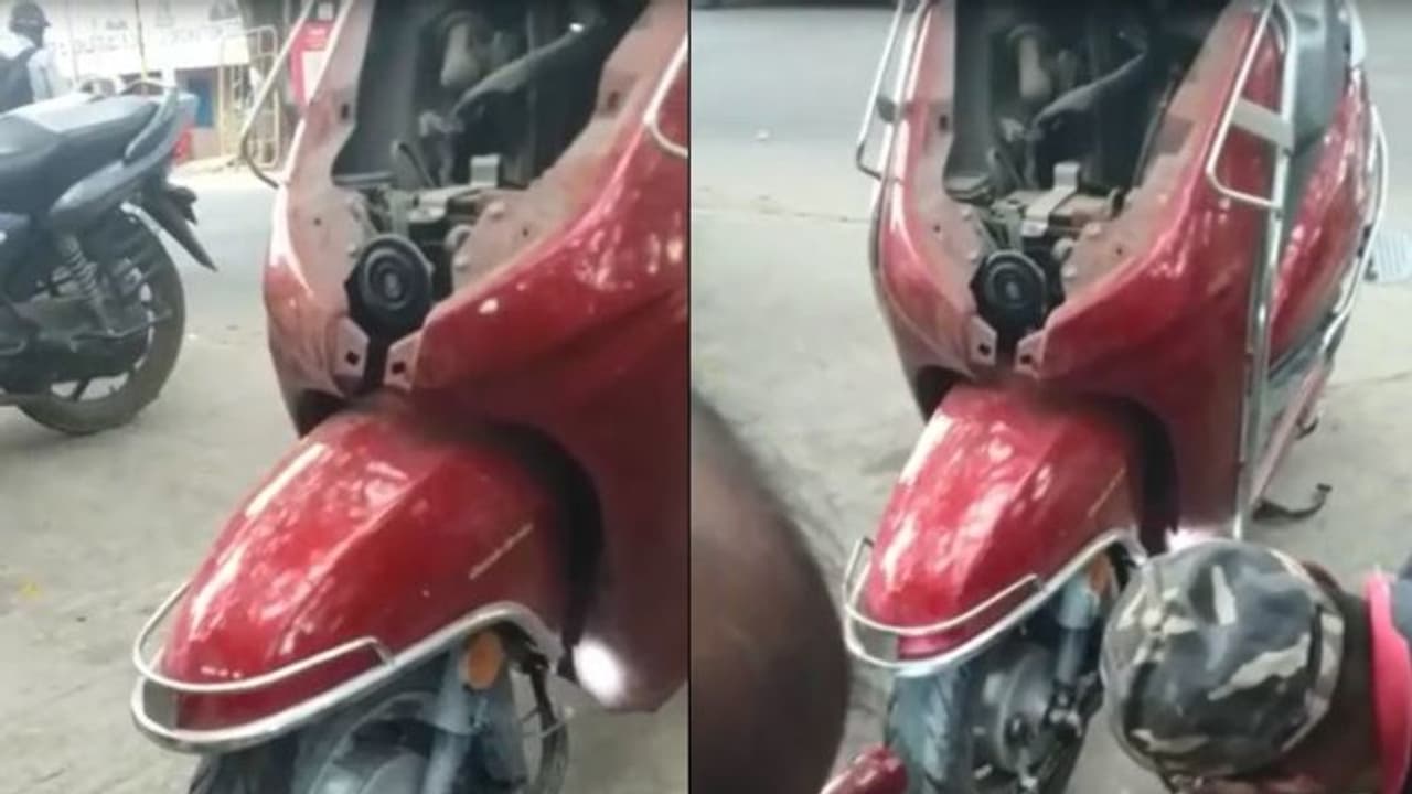 ಸ್ಕೂಟರ್ ಒಳಗಡೆ ನಾಗಣ್ಣ ಹಾವಿನ ರಕ್ಷಣೆಗಾಗಿ ವಾಹನ ಬಿಚ್ಚಿದ ಮಾಲೀಕ!