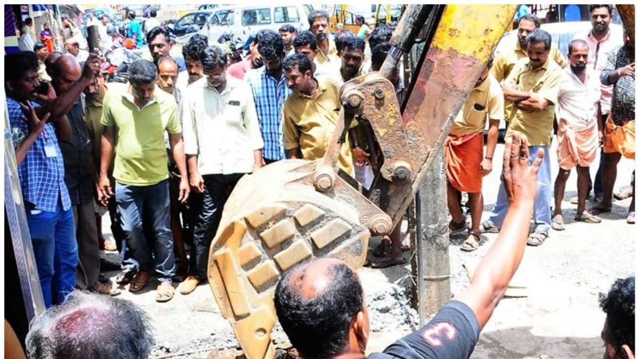 അരൂര് മുതല് കായംകുളം വരെയുള്ള അനധികൃത കയ്യേറ്റങ്ങള് ഒഴിപ്പിക്കാൻ തുടങ്ങി അരൂര് മുതല് കായംകുളം വരെയുള്ള അനധികൃത കയ്യേറ്റങ്ങള് ഒഴിപ്പിക്കാൻ തുടങ്ങി