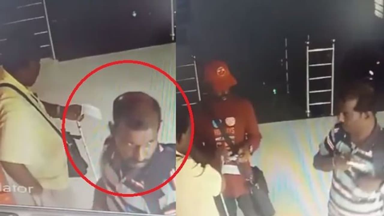 അന്ധനായ ലോട്ടറി കച്ചവടക്കാരന്റെ കയ്യില് നിന്നും യുവാവ് ടിക്കറ്റുകള് മോഷ്ടിച്ചു വീഡിയോ അന്ധനായ ലോട്ടറി കച്ചവടക്കാരന്റെ കയ്യില് നിന്നും യുവാവ് ടിക്കറ്റുകള് മോഷ്ടിച്ചു വീഡിയോ