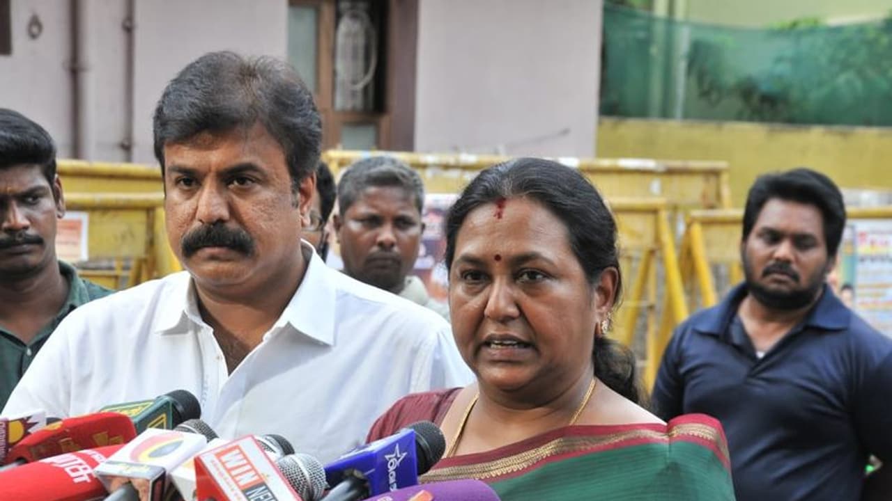 ’உப்பு தின்ற ப.சிதம்பரம் தண்ணீர் குடித்தே தீரவேண்டும்’...கேப்டனின் வசனத்தை வழிமொழியும் பிரேமலதா விஜயகாந்த்... ’உப்பு தின்ற ப.சிதம்பரம் தண்ணீர் குடித்தே தீரவேண்டும்’...கேப்டனின் வசனத்தை வழிமொழியும் பிரேமலதா விஜயகாந்த்...