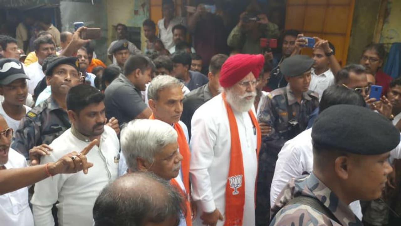 পুলিশ কর্তার কলার ধরে নিয়ে গেল জনতা, ভাটপাড়ায় দিশেহারা পুলিশ পুলিশ কর্তার কলার ধরে নিয়ে গেল জনতা, ভাটপাড়ায় দিশেহারা পুলিশ