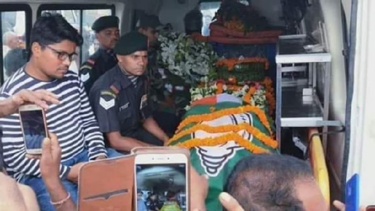 ಹುತಾತ್ಮನ ದೇಹದ ಮೇಲೆ ತ್ರಿವರ್ಣ ಧ್ವಜದ ಬದಲು ಪಕ್ಷದ ಧ್ವಜ! ಹುತಾತ್ಮನ ದೇಹದ ಮೇಲೆ ತ್ರಿವರ್ಣ ಧ್ವಜದ ಬದಲು ಪಕ್ಷದ ಧ್ವಜ!