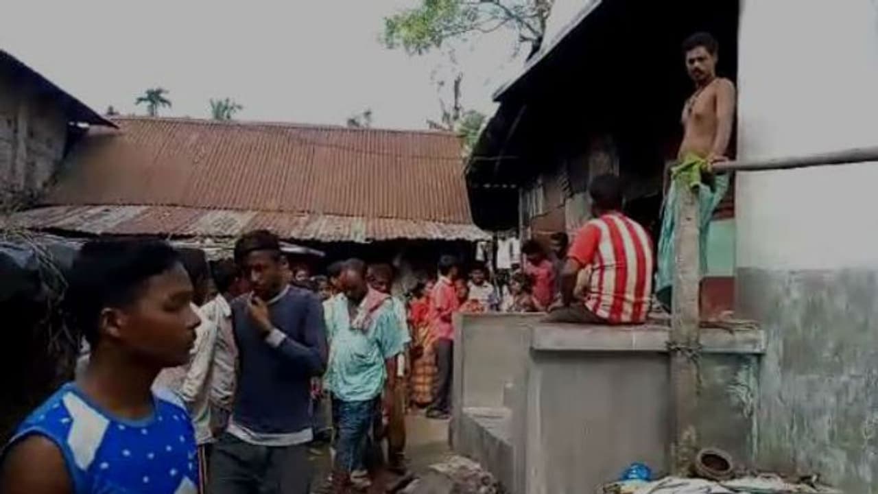 অনুরোধ, ধমকেও ফিরলেন না স্ত্রী, শ্বশুড়বাড়িতে আগুন লাগালো জামাই অনুরোধ, ধমকেও ফিরলেন না স্ত্রী, শ্বশুড়বাড়িতে আগুন লাগালো জামাই