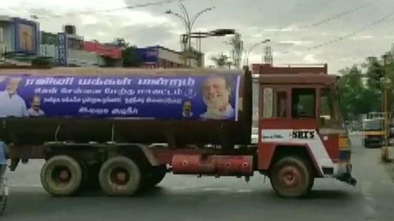 കൊടുംവരൾച്ച; ചെന്നൈയിൽ വെള്ളം വിതരണം ചെയ്ത് രജനികാന്തിന്റെ ഫാൻസ് അസോസിയേഷൻ കൊടുംവരൾച്ച; ചെന്നൈയിൽ വെള്ളം വിതരണം ചെയ്ത് രജനികാന്തിന്റെ ഫാൻസ് അസോസിയേഷൻ