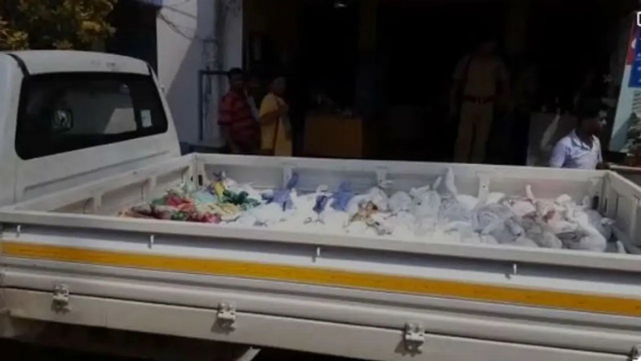 বস্তা বন্দি হাজার হাজার কয়েন উদ্ধার, কাটমানি বিক্ষোভের মধ্যেই জোর চাঞ্চল্য বস্তা বন্দি হাজার হাজার কয়েন উদ্ধার, কাটমানি বিক্ষোভের মধ্যেই জোর চাঞ্চল্য