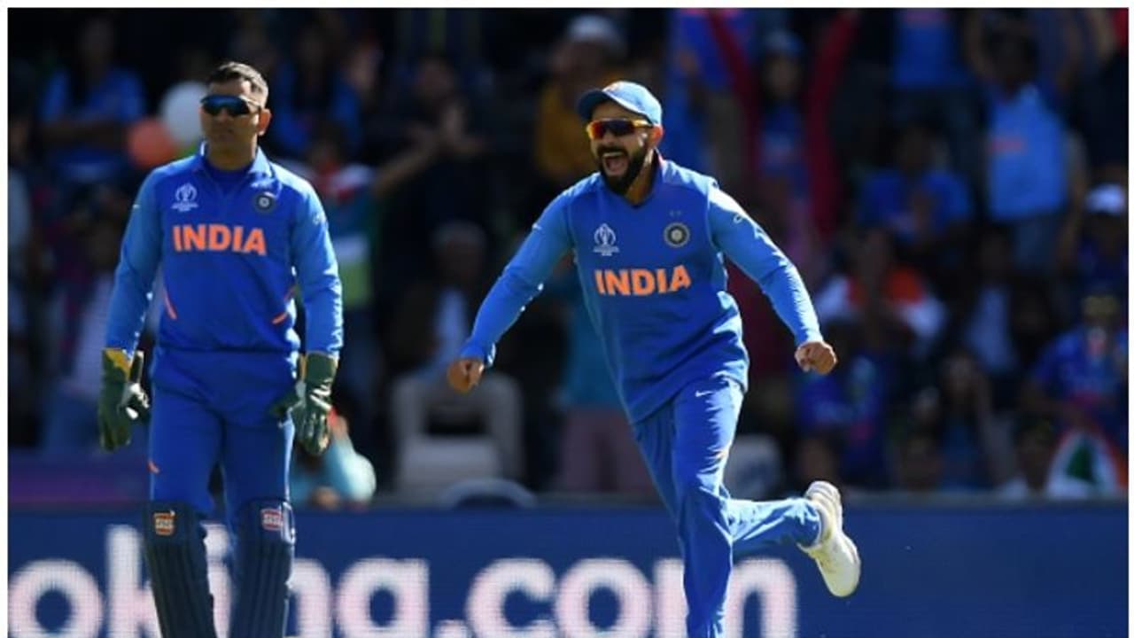 ബൗളര്മാര്ക്കിരിക്കട്ടെ കുതിരപ്പവന്; കയ്യടിച്ച് നായകന് വിരാട് കോലി ബൗളര്മാര്ക്കിരിക്കട്ടെ കുതിരപ്പവന്; കയ്യടിച്ച് നായകന് വിരാട് കോലി