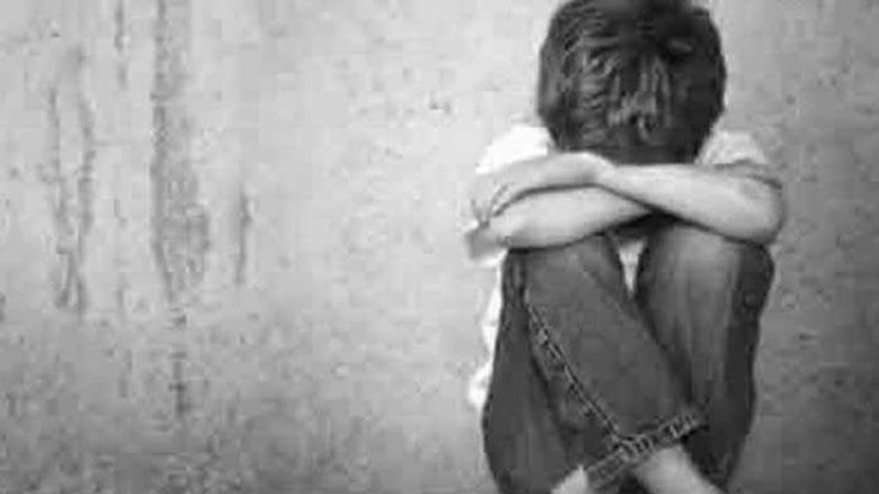 కామదాహం: బాలుడిపై ముగ్గురు బాలుర అత్యాచారం, బాలుడు మృతి కామదాహం: బాలుడిపై ముగ్గురు బాలుర అత్యాచారం, బాలుడు మృతి