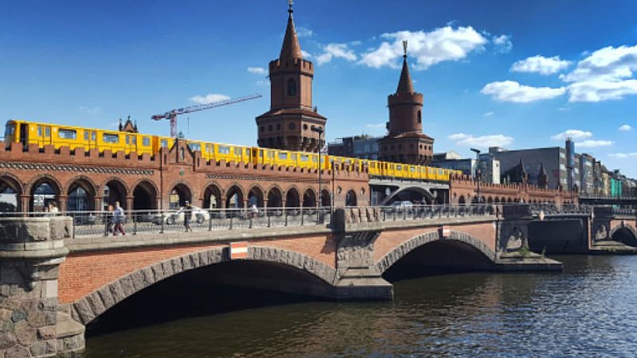 ব্রিজের ওপর থেকে মূত্র বিসর্জন, মাথা বাঁচাতে গিয়ে আহত পর্যটকরা ব্রিজের ওপর থেকে মূত্র বিসর্জন, মাথা বাঁচাতে গিয়ে আহত পর্যটকরা