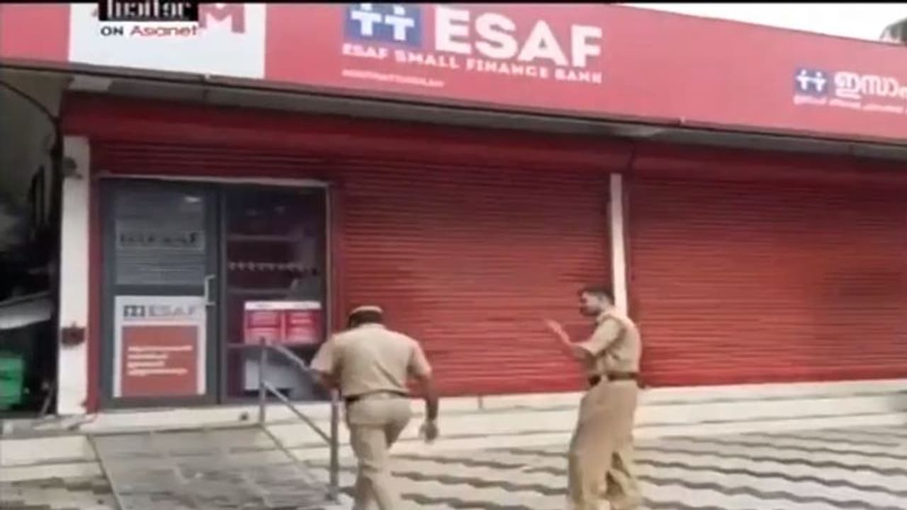 എറണാകുളത്ത് എടിഎം കവർച്ചാ ശ്രമം; രണ്ട് പേർ പിടിയിൽ എറണാകുളത്ത് എടിഎം കവർച്ചാ ശ്രമം; രണ്ട് പേർ പിടിയിൽ