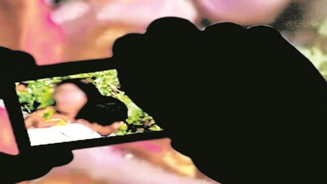 ಪತ್ನಿ ದೂರಾದಳೆಂದು ತಮ್ಮಿಬ್ಬರ ಬೆಡ್ ರೂಂ ವಿಡಿಯೋ ಹರಿಬಿಟ್ಟ ಪತಿ ಪತ್ನಿ ದೂರಾದಳೆಂದು ತಮ್ಮಿಬ್ಬರ ಬೆಡ್ ರೂಂ ವಿಡಿಯೋ ಹರಿಬಿಟ್ಟ ಪತಿ