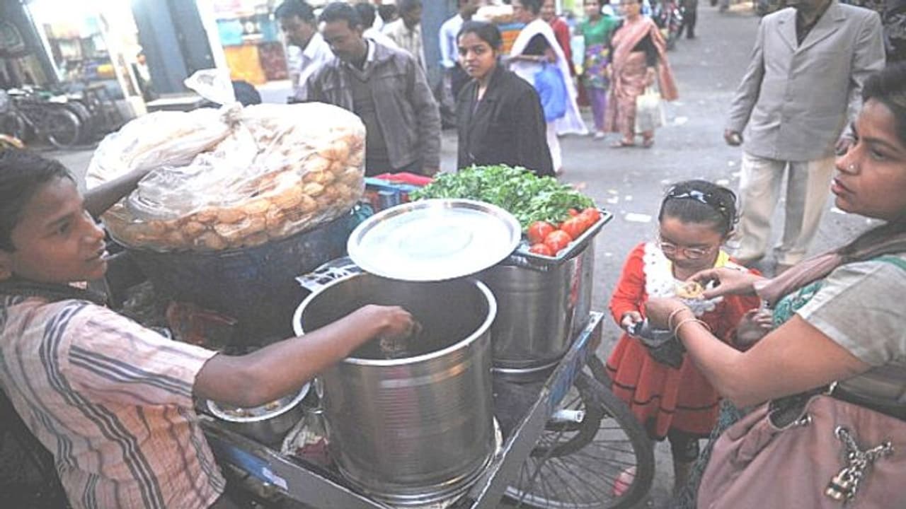 গোপন মশলা থেকে লেবুর টকজল, কলকাতার ৬ ফুচকা ঠিকানা! কোথায় জেনে নিন