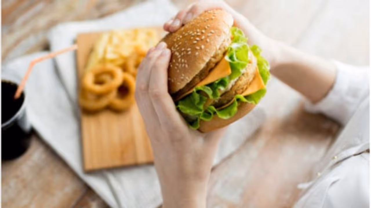 ধূমপানের থেকেও মারাত্মক জাঙ্ক ফুড! জানুন শরীরে কী কী সমস্যা দেখা দিতে পারে ধূমপানের থেকেও মারাত্মক জাঙ্ক ফুড! জানুন শরীরে কী কী সমস্যা দেখা দিতে পারে