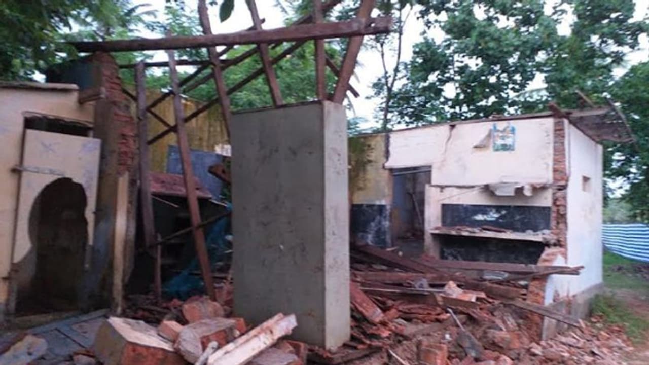 കാറ്റിലും മഴയിലും അംഗൻവാടി കെട്ടിടം തകർന്നുവീണു കാറ്റിലും മഴയിലും അംഗൻവാടി കെട്ടിടം തകർന്നുവീണു