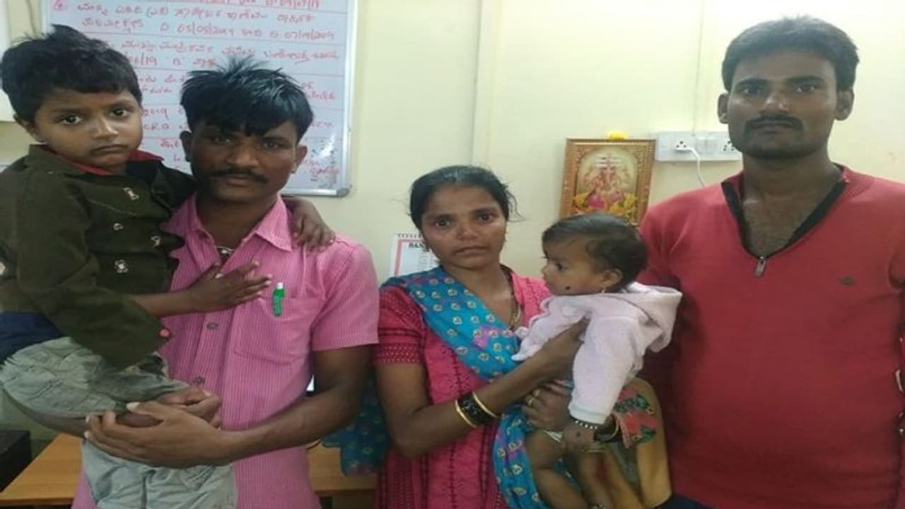 ಪಾಲಕರ ಕೈ ಸೇರಿದ ಮಗು, ಬೆಂಗಳೂರು ಪೊಲೀಸರಿಗೊಂದು ಸಲಾಂ ಪಾಲಕರ ಕೈ ಸೇರಿದ ಮಗು, ಬೆಂಗಳೂರು ಪೊಲೀಸರಿಗೊಂದು ಸಲಾಂ