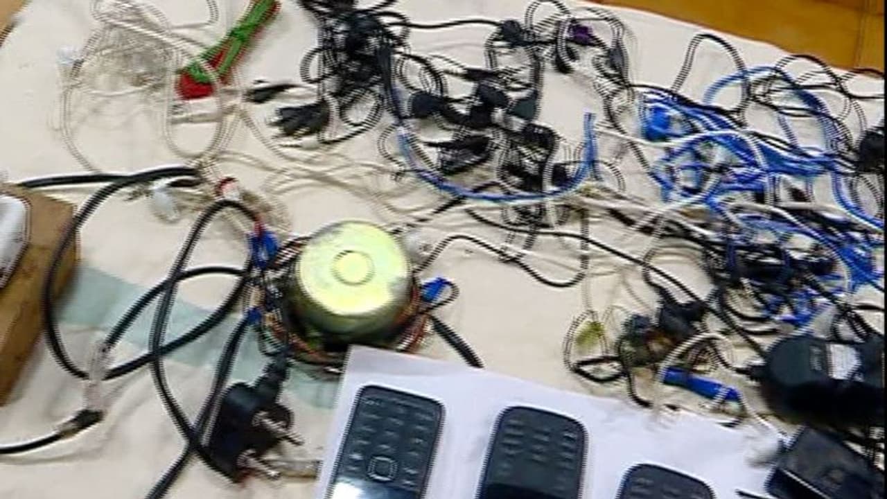 കണ്ണൂര് സെന്ട്രല് ജയിലില് വീണ്ടും റെയ്ഡ്; മൊബൈല്ഫോണുകളും കഞ്ചാവും പിടികൂടി കണ്ണൂര് സെന്ട്രല് ജയിലില് വീണ്ടും റെയ്ഡ്; മൊബൈല്ഫോണുകളും കഞ്ചാവും പിടികൂടി