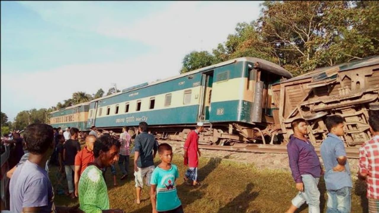 লাইনচ্যুত হয়ে খালে ট্রেনের বগি, বাংলাদেশে ভয়াবহ রেল দুর্ঘটনা লাইনচ্যুত হয়ে খালে ট্রেনের বগি, বাংলাদেশে ভয়াবহ রেল দুর্ঘটনা