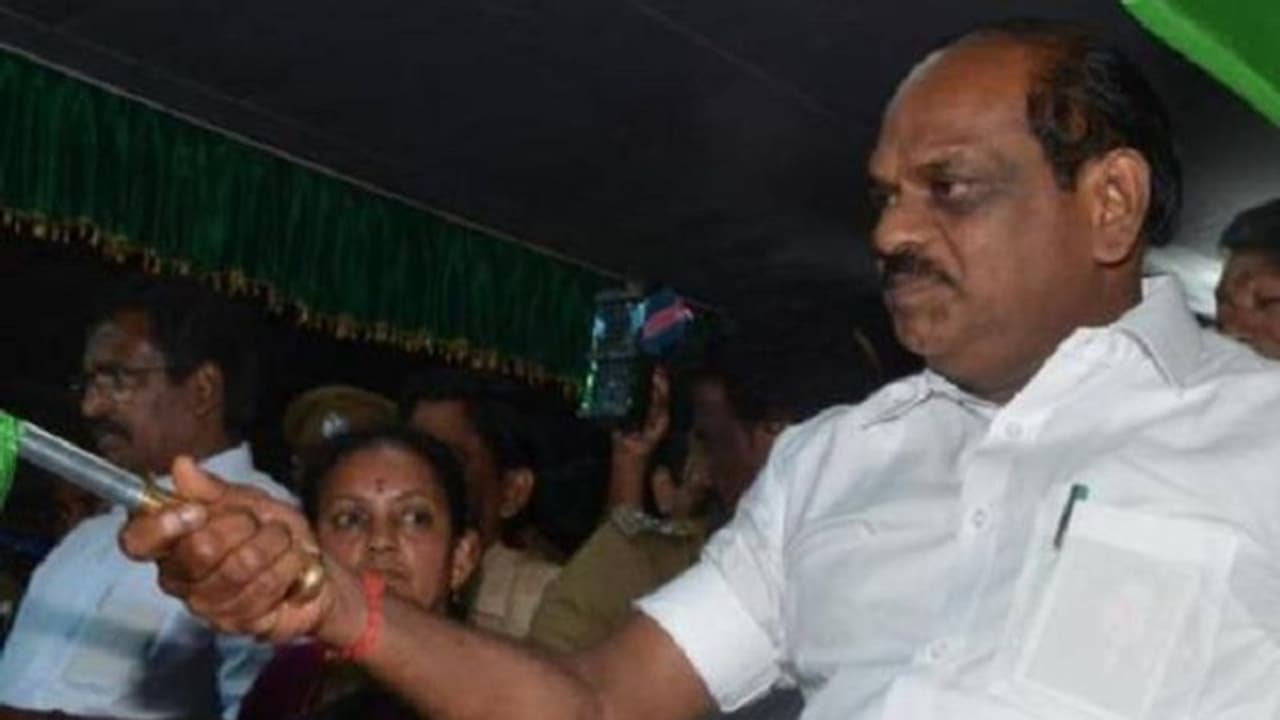 நீரின்றி அமையாது உலகு என்று சொன்னது அவ்வையார் !! பொது மேடையில் பேசி பொது மக்களை அதிர வைத்த வைத்திலிங்கம் எம்.பி. !! நீரின்றி அமையாது உலகு என்று சொன்னது அவ்வையார் !! பொது மேடையில் பேசி பொது மக்களை அதிர வைத்த வைத்திலிங்கம் எம்.பி. !!