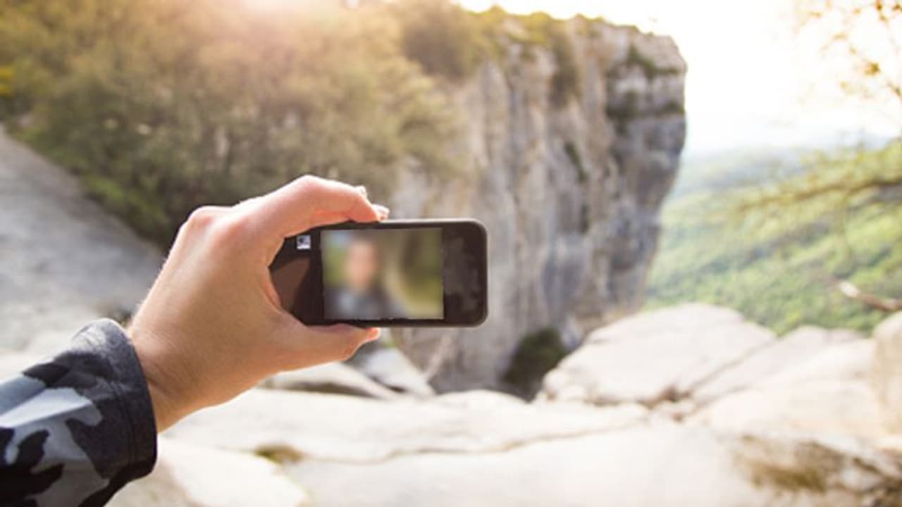 యువకుడి ప్రాణం మీదకు తెచ్చిన సెల్ఫీ మోజు, బ్రేక్ డ్యాన్స్ మెషిన్ పై ... యువకుడి ప్రాణం మీదకు తెచ్చిన సెల్ఫీ మోజు, బ్రేక్ డ్యాన్స్ మెషిన్ పై ...