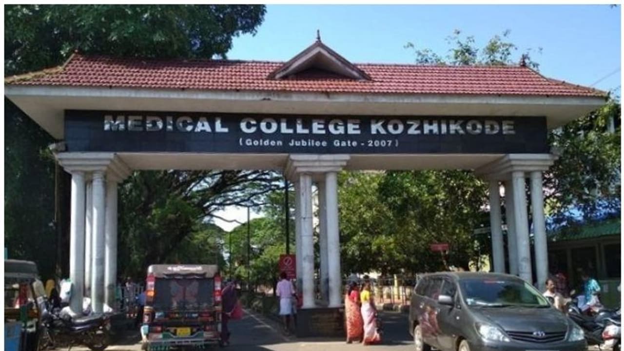 കോഴിക്കോട്ട് വീട്ടമ്മ മരിച്ചത് കുത്തിവയ്പ്പിനെ തുടര്ന്നുള്ള പാര്ശ്വഫലത്തെ തുടര്ന്നെന്ന് പ്രാഥമിക നിഗമനം കോഴിക്കോട്ട് വീട്ടമ്മ മരിച്ചത് കുത്തിവയ്പ്പിനെ തുടര്ന്നുള്ള പാര്ശ്വഫലത്തെ തുടര്ന്നെന്ന് പ്രാഥമിക നിഗമനം