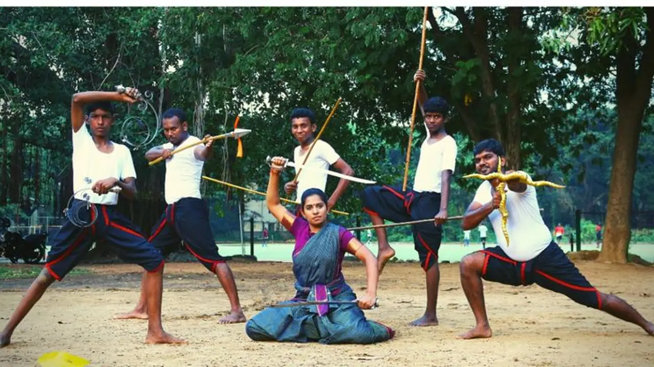 ஓசூரில் 100 பள்ளி மாணவர்கள் 2 மணி நேரம் சிலம்பம் சுற்றி உலக சாதனை