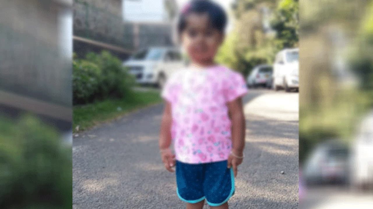 பெற்றோருடன் தூங்கிய இரண்டரை வயது பெண் குழந்தை கிணற்றில் சடலமாக மீட்பு... கோவையில் பரபரப்பு..! பெற்றோருடன் தூங்கிய இரண்டரை வயது பெண் குழந்தை கிணற்றில் சடலமாக மீட்பு... கோவையில் பரபரப்பு..!