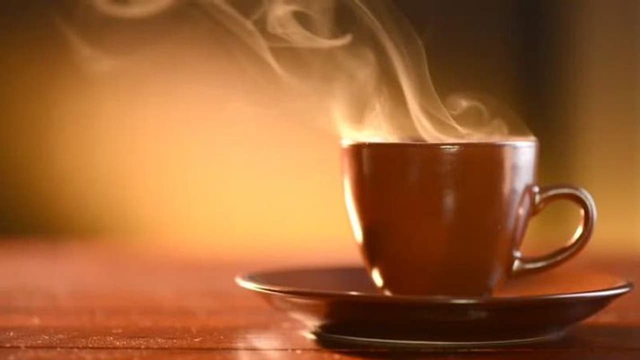 ഇടയ്ക്കിടെ ആവി പറക്കുന്ന ചൂട് ചായ കുടിക്കാറുണ്ടോ; പഠനം പറയുന്നത് ഇടയ്ക്കിടെ ആവി പറക്കുന്ന ചൂട് ചായ കുടിക്കാറുണ്ടോ; പഠനം പറയുന്നത്
