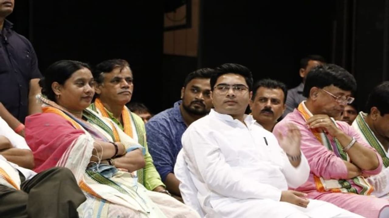 'কেউ জয় শ্রীরাম বললে বলুন রাম নাম সত্য হ্যায়', কর্মীসভায় আগুন ঝরালেন অভিষেক 'কেউ জয় শ্রীরাম বললে বলুন রাম নাম সত্য হ্যায়', কর্মীসভায় আগুন ঝরালেন অভিষেক