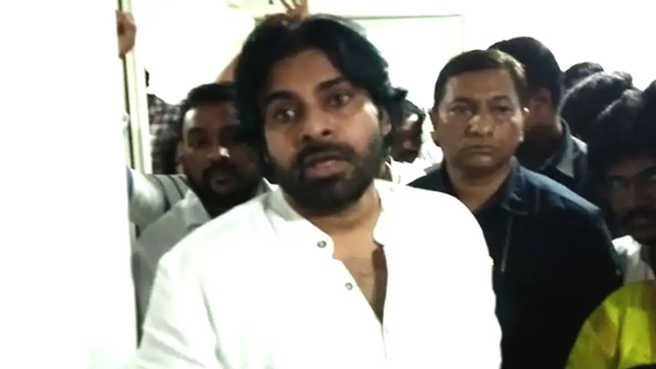జనసేన ఆఫీస్ లోనే పవన్‌ కల్యాణ్‌... గేటు కూడా దాటనివ్వని పోలీసులు