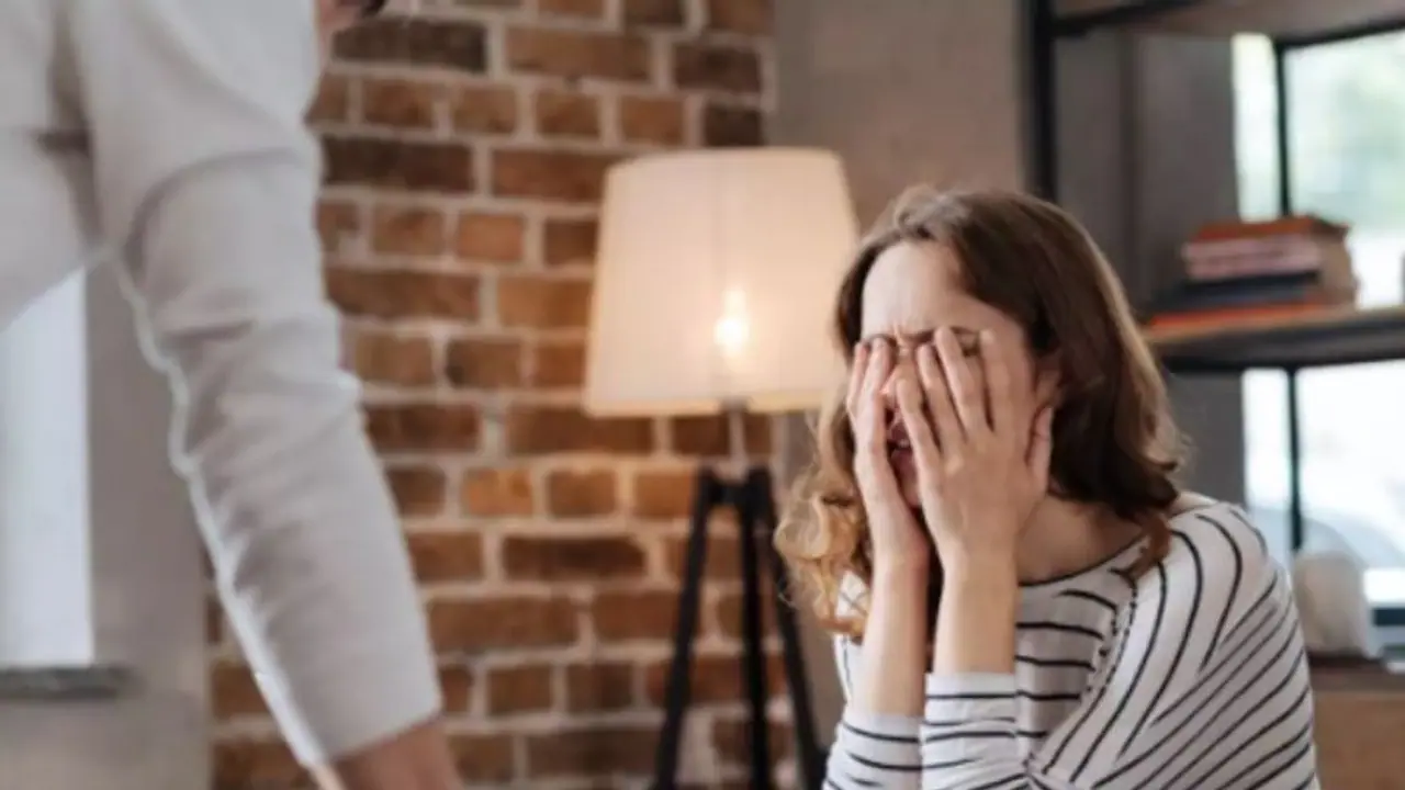 పరాయి వ్యక్తితో లింకులు.. తట్టుకోలేక భార్య ఏం చేసిందంటే.. పరాయి వ్యక్తితో లింకులు.. తట్టుకోలేక భార్య ఏం చేసిందంటే..