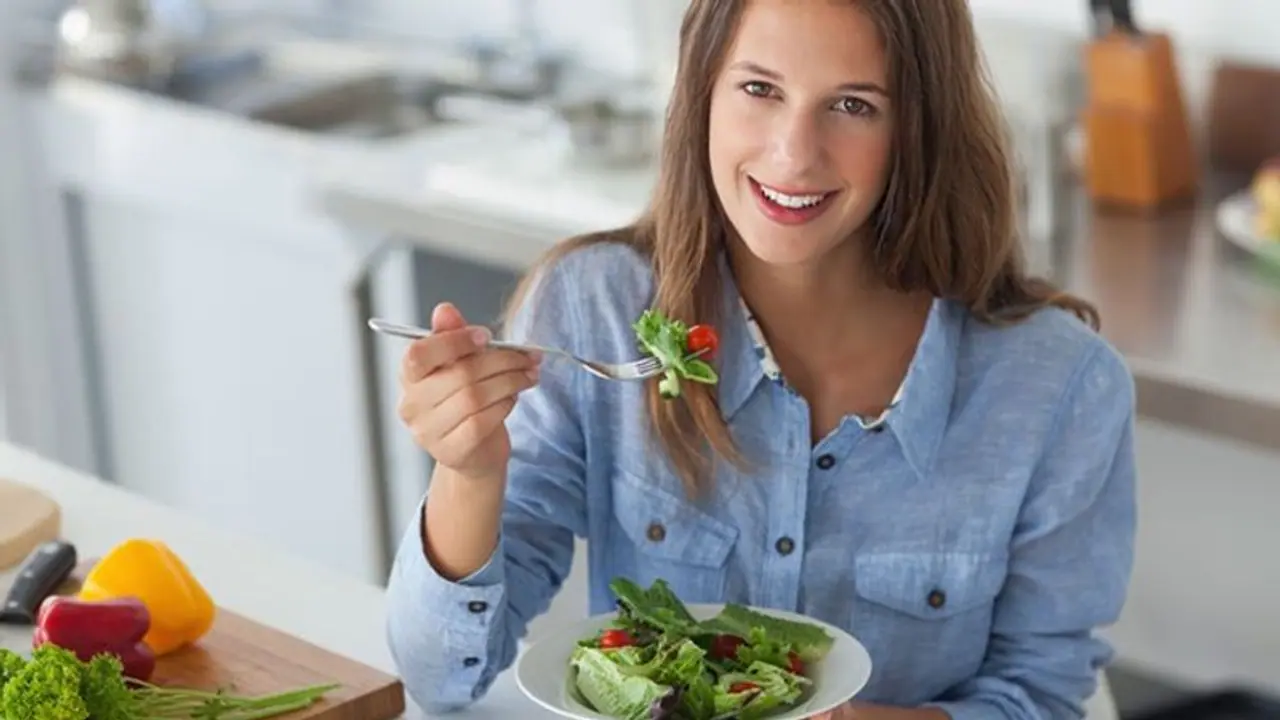 രാത്രിയിലെ ഭക്ഷണത്തിന് ശേഷം സാലഡ് കഴിക്കൂ; ഗുണങ്ങൾ പലതാണ്... രാത്രിയിലെ ഭക്ഷണത്തിന് ശേഷം സാലഡ് കഴിക്കൂ; ഗുണങ്ങൾ പലതാണ്...