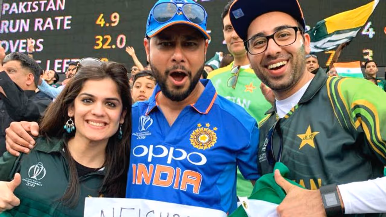বিশ্বকাপে সম্প্রীতি! এই ভারতীয় সমর্থক গলা ফাটালেন পাকিস্তানের হয়ে
