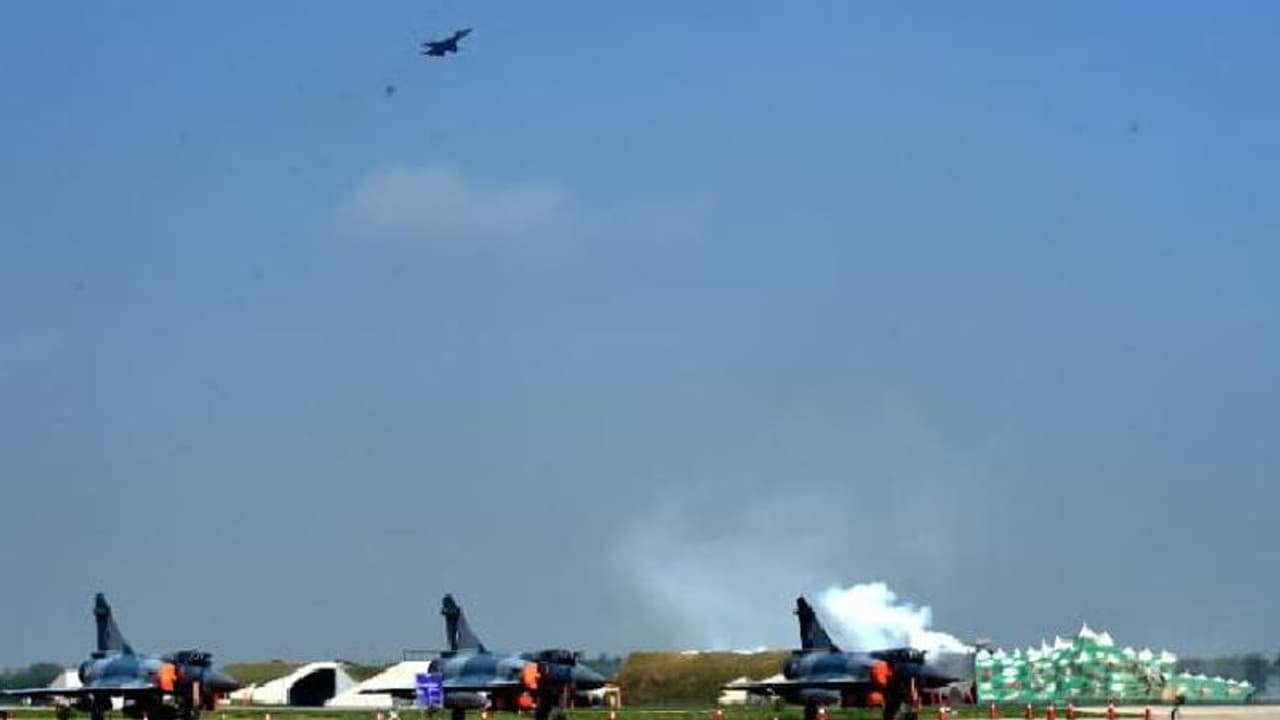 ಕಾರ್ಗಿಲ್ ಯುದ್ಧಕ್ಕೆ 20 ವರ್ಷ: ಗ್ವಾಲಿಯರ್ನಲ್ಲಿ ಯುದ್ಧ ಸನ್ನಿವೇಶ ಮರುಸೃಷ್ಟಿ ಕಾರ್ಗಿಲ್ ಯುದ್ಧಕ್ಕೆ 20 ವರ್ಷ: ಗ್ವಾಲಿಯರ್ನಲ್ಲಿ ಯುದ್ಧ ಸನ್ನಿವೇಶ ಮರುಸೃಷ್ಟಿ