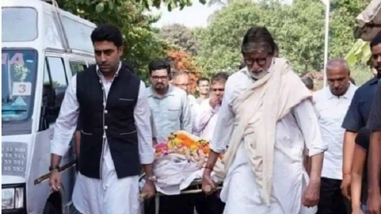 নিজের গৃহকর্মীর শেষযাত্রায় কাঁধ দিলেন অমিতাভ অভিষেক! নজির গড়ায় ভাইরাল ছবি