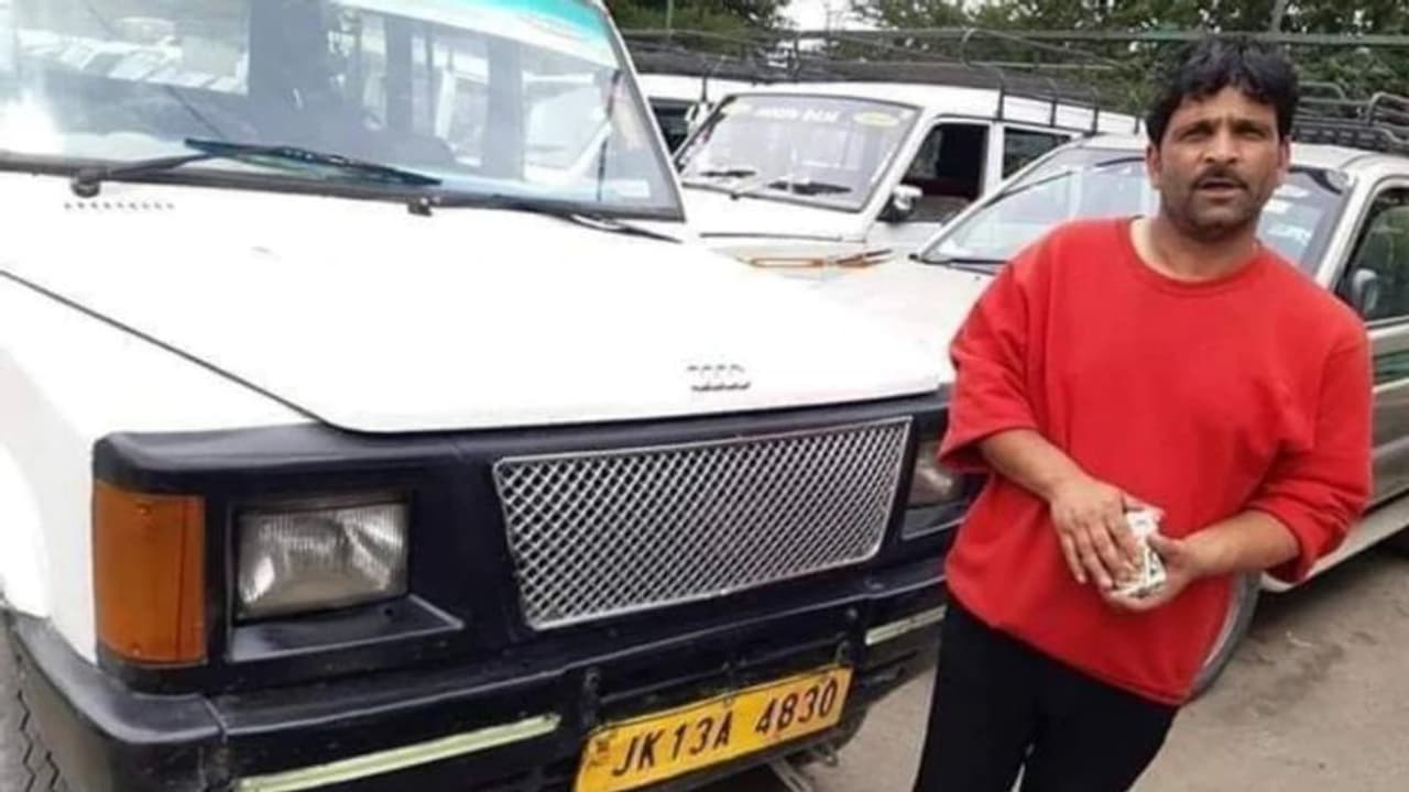 ലക്ഷങ്ങൾ വിലമതിക്കുന്ന സാധനങ്ങൾ യാത്രക്കാർ മറന്നുവച്ചു; ടാക്സി ഡ്രൈവർ ബാഗ് തിരിച്ച് നൽകി ലക്ഷങ്ങൾ വിലമതിക്കുന്ന സാധനങ്ങൾ യാത്രക്കാർ മറന്നുവച്ചു; ടാക്സി ഡ്രൈവർ ബാഗ് തിരിച്ച് നൽകി