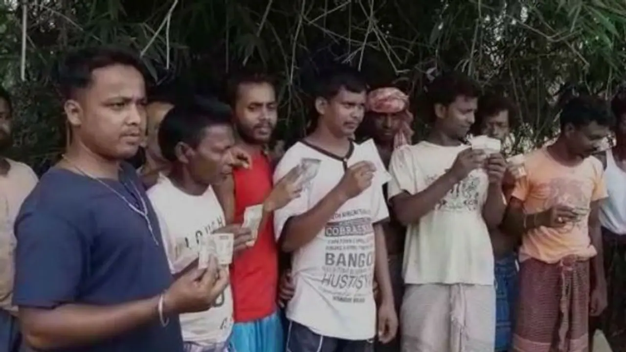 কাটমানির টাকা হাতে পেলেন গ্রামবাসীরা, আড়ই লক্ষ খসল তৃণমূল নেতার কাটমানির টাকা হাতে পেলেন গ্রামবাসীরা, আড়ই লক্ষ খসল তৃণমূল নেতার