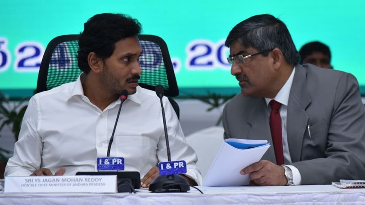 బాక్సైట్ తవ్వకాలను నిలిపివేస్తాం: జగన్ నిర్ణయం బాక్సైట్ తవ్వకాలను నిలిపివేస్తాం: జగన్ నిర్ణయం