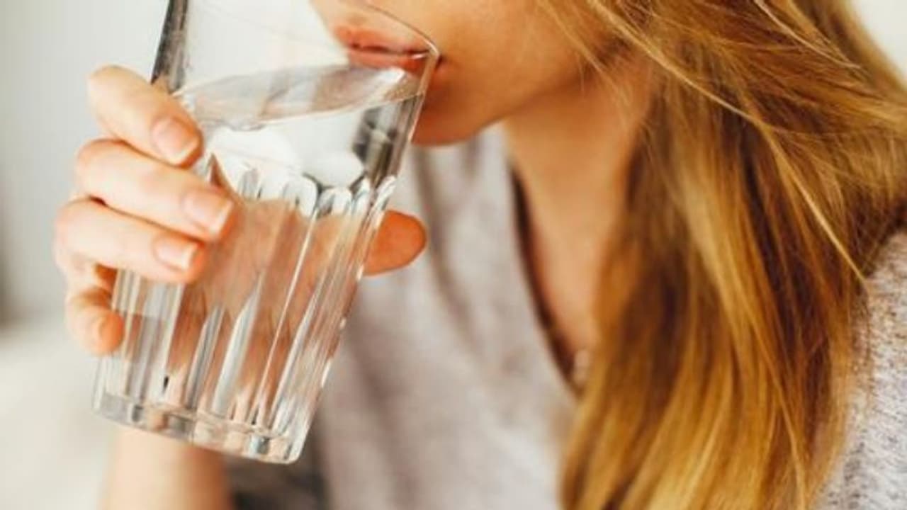 വെറും വയറ്റിൽ ചൂടുവെള്ളം കുടിച്ചാൽ ഈ രോഗങ്ങളെ അകറ്റാം... വെറും വയറ്റിൽ ചൂടുവെള്ളം കുടിച്ചാൽ ഈ രോഗങ്ങളെ അകറ്റാം...