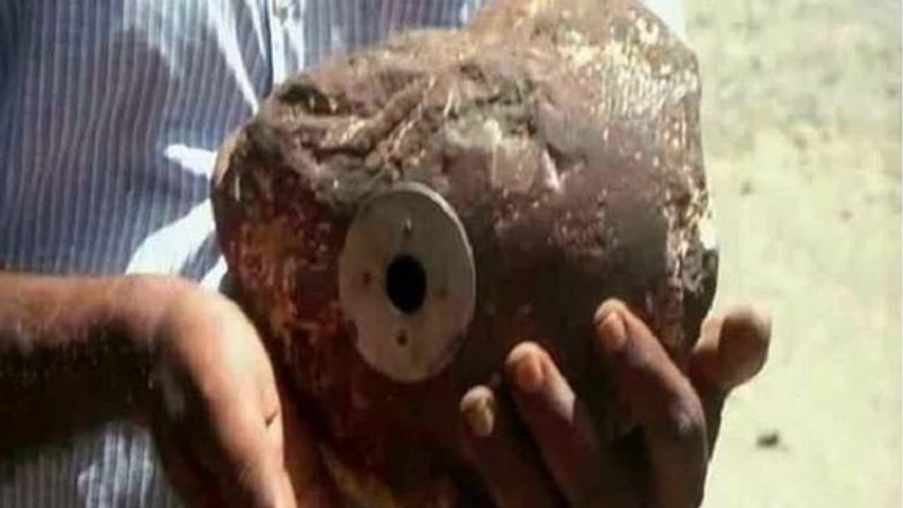 ಫಾರ್ಮಹೌಸ್’ನಲ್ಲಿ 35 ವರ್ಷದ ಹಿಂದಿನ ಉಲ್ಕೆಯ ತುಣುಕು ಪತ್ತೆ! ಫಾರ್ಮಹೌಸ್’ನಲ್ಲಿ 35 ವರ್ಷದ ಹಿಂದಿನ ಉಲ್ಕೆಯ ತುಣುಕು ಪತ್ತೆ!