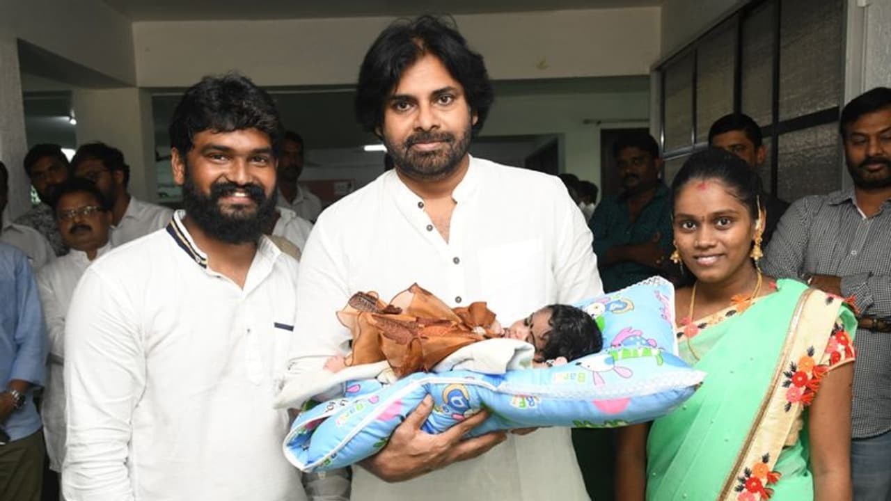 అభిమాని కూతురుకు పేరు పెట్టిన పవన్ కళ్యాణ్ అభిమాని కూతురుకు పేరు పెట్టిన పవన్ కళ్యాణ్