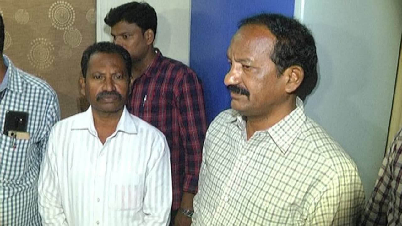 విశాఖలో ఎసిబికి చిక్కిన మరో అవినీతి తిమింగలం