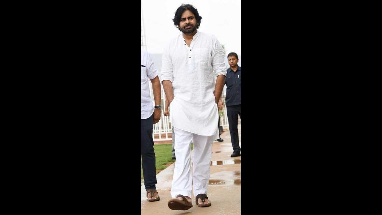 దెబ్బలు తింటాను, తల ఎగిరిపోయినా పర్వాలేదు: పవన్ కళ్యాణ్ వ్యాఖ్యలు దెబ్బలు తింటాను, తల ఎగిరిపోయినా పర్వాలేదు: పవన్ కళ్యాణ్ వ్యాఖ్యలు