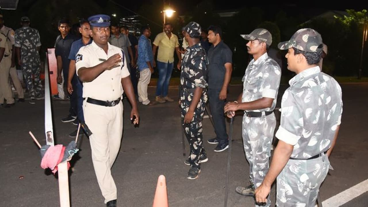 చంద్రబాబు కళ్లెదుటే ప్రజావేదిక కూల్చివేత: మరికాసేపట్లో నేలమట్టం