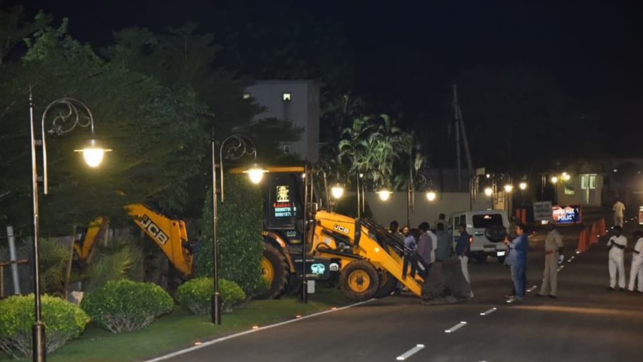 ప్రజావేదిక కూల్చివేత స్టేకు హైకోర్టు నిరాకరణ ప్రజావేదిక కూల్చివేత స్టేకు హైకోర్టు నిరాకరణ