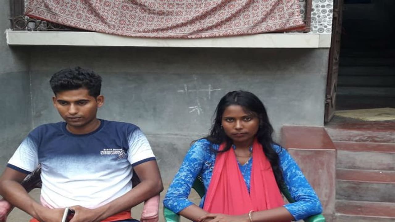 আবারও ধরনার জয়, নদিয়ায় প্রেমিককে বিয়ে করেই ছাড়লেন প্রেমিকা আবারও ধরনার জয়, নদিয়ায় প্রেমিককে বিয়ে করেই ছাড়লেন প্রেমিকা