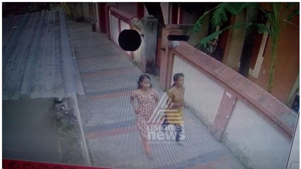 അട്ടക്കുളങ്ങര ജയില് ചാടിയ യുവതികള് പിടിയില് അട്ടക്കുളങ്ങര ജയില് ചാടിയ യുവതികള് പിടിയില്