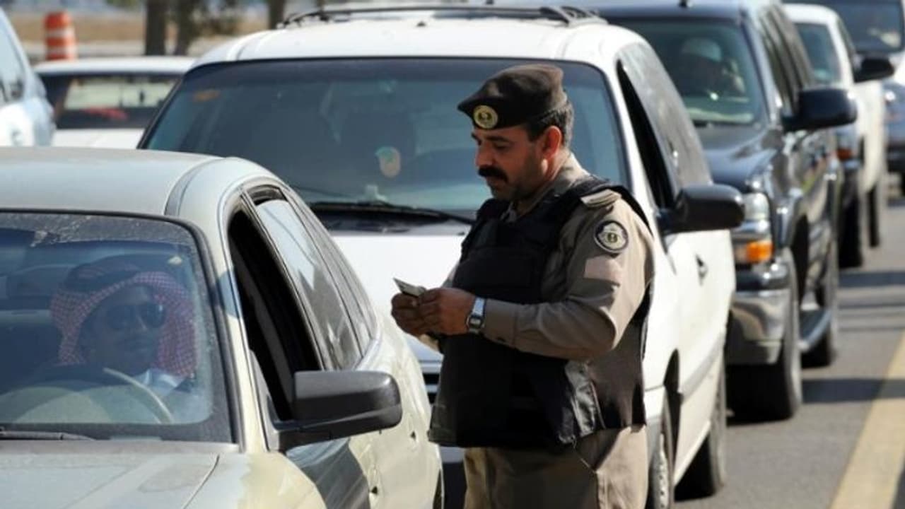 ട്രാഫിക്ക് നിയമം പരിഷ്കരിക്കാന് സൗദി; എന്ജിന് ഓഫാക്കാതെ പുറത്തിറങ്ങിയാല് പിഴ ട്രാഫിക്ക് നിയമം പരിഷ്കരിക്കാന് സൗദി; എന്ജിന് ഓഫാക്കാതെ പുറത്തിറങ്ങിയാല് പിഴ