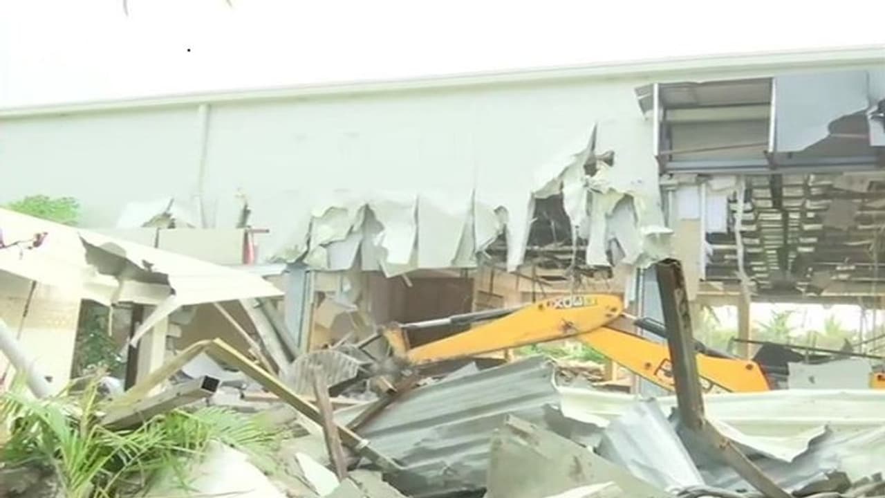 ರಾಜಕೀಯ ಫುಲ್ ಗರಂ: 8 ಕೋಟಿ ರೂ.ವೆಚ್ಚದ ಕಟ್ಟಡ ಬೀಳಿಸಿದ ಸಿಎಂ! ರಾಜಕೀಯ ಫುಲ್ ಗರಂ: 8 ಕೋಟಿ ರೂ.ವೆಚ್ಚದ ಕಟ್ಟಡ ಬೀಳಿಸಿದ ಸಿಎಂ!